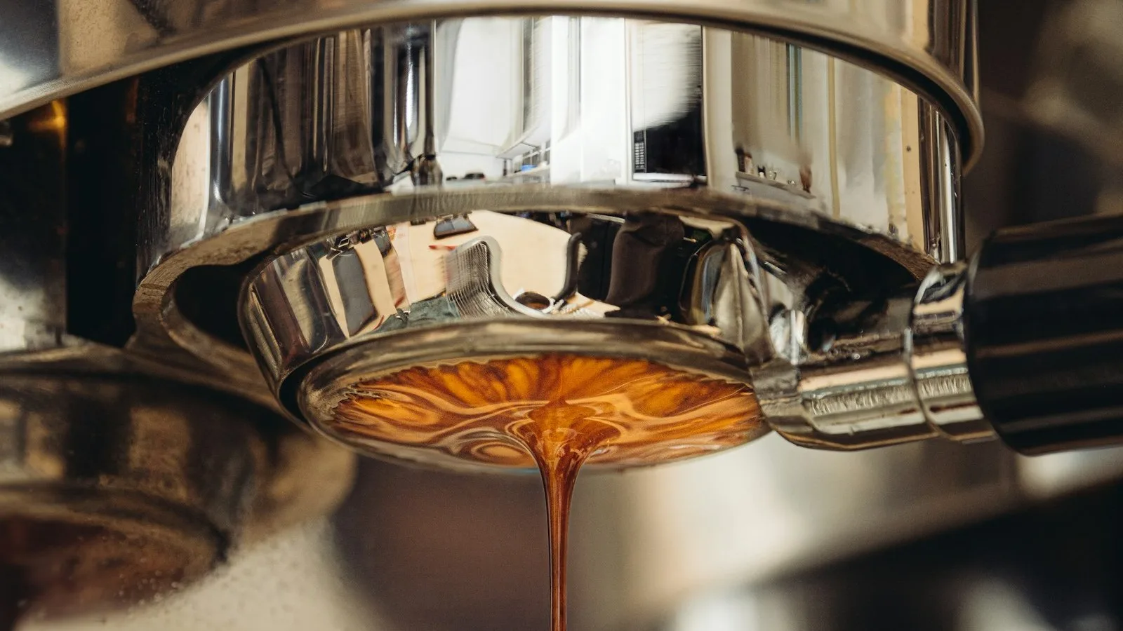 Ten minutes in the morning: the De'Longhi Dedica and the ritual of coffee